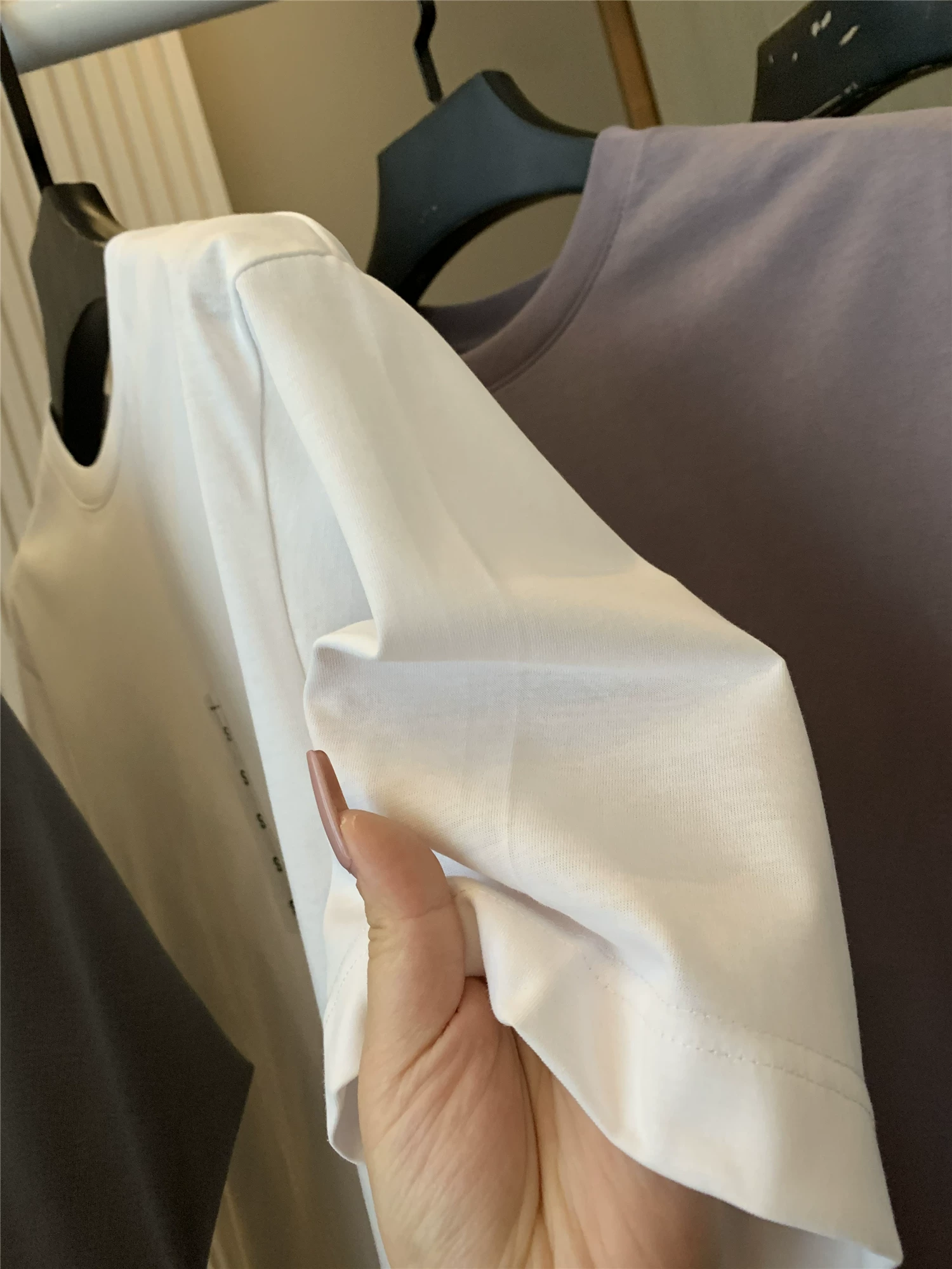 Don Quixote thấm hút mồ hôi nhanh chóng trong 3 giây! Áo thun cổ tròn dáng rộng phong cách cặp đôi bằng vải công nghệ AIRism màu đen mát mẻ