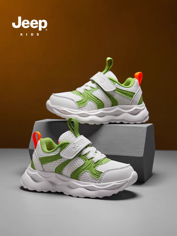 Giày thể thao màu đen dành cho bé trai Jeep có quai dán, giày trẻ em cho mùa xuân thu 2024, giày chạy bộ lưới đế mềm mới dành cho trẻ em.