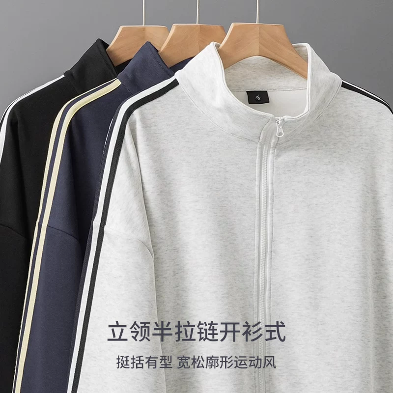 Áo khoác sọc kiểu Mỹ dành cho nam, mẫu mới xuân 2025, dáng rộng, cổ đứng, áo cardigan thể thao ba sọc, chất liệu nỉ