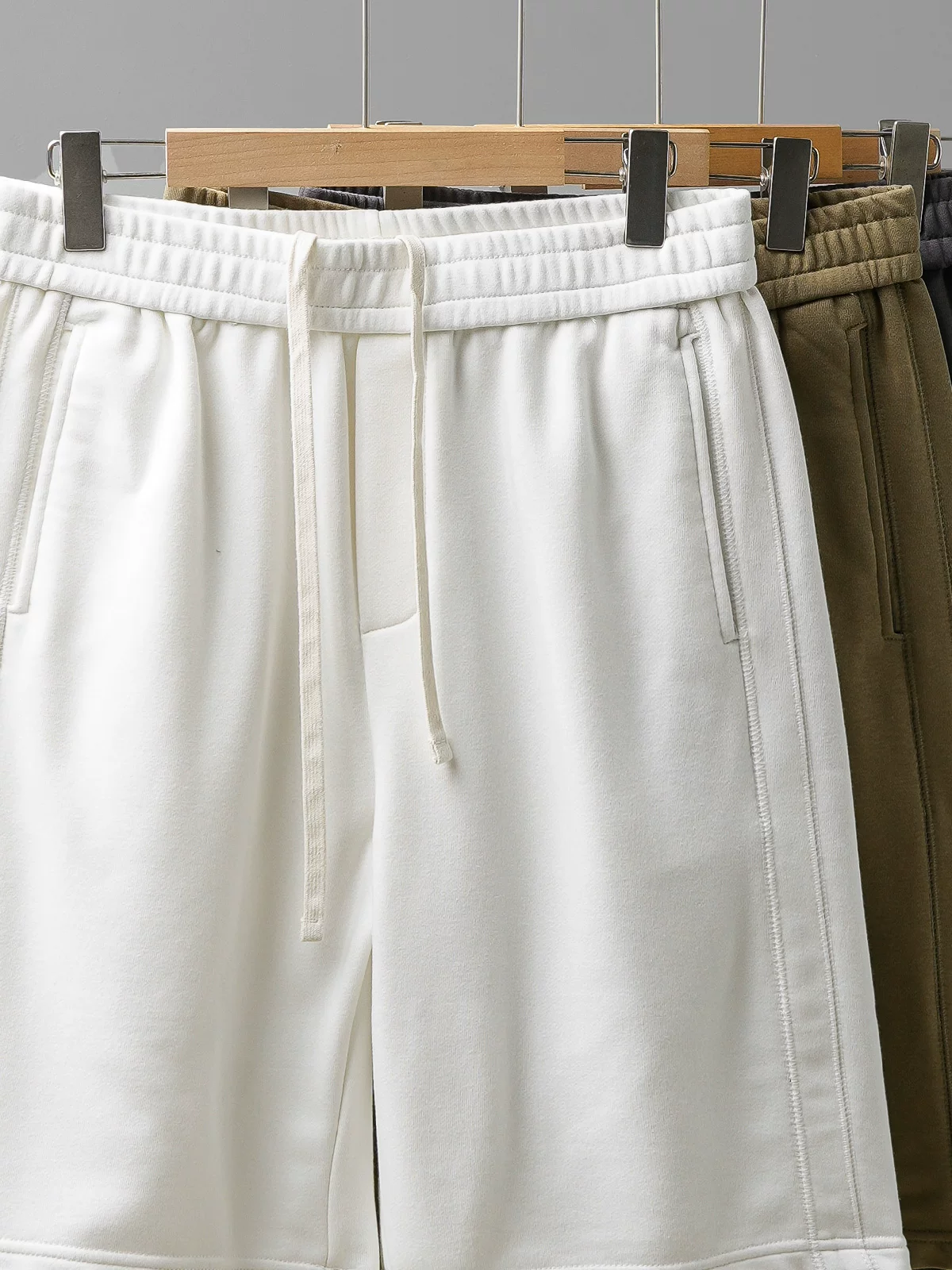 Quần short thể thao hạng nặng kiểu Mỹ OMZM dành cho nam, thiết kế mùa hè có sọc dọc bên hông, quần short thường ngày dài vừa phải màu trơn.