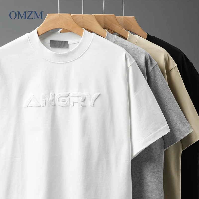 Áo thun nam OMZM320G chất liệu cotton nguyên chất, tay ngắn, kiểu dáng mới hè 2025, họa tiết chữ nổi kiểu Mỹ, tay lửng.