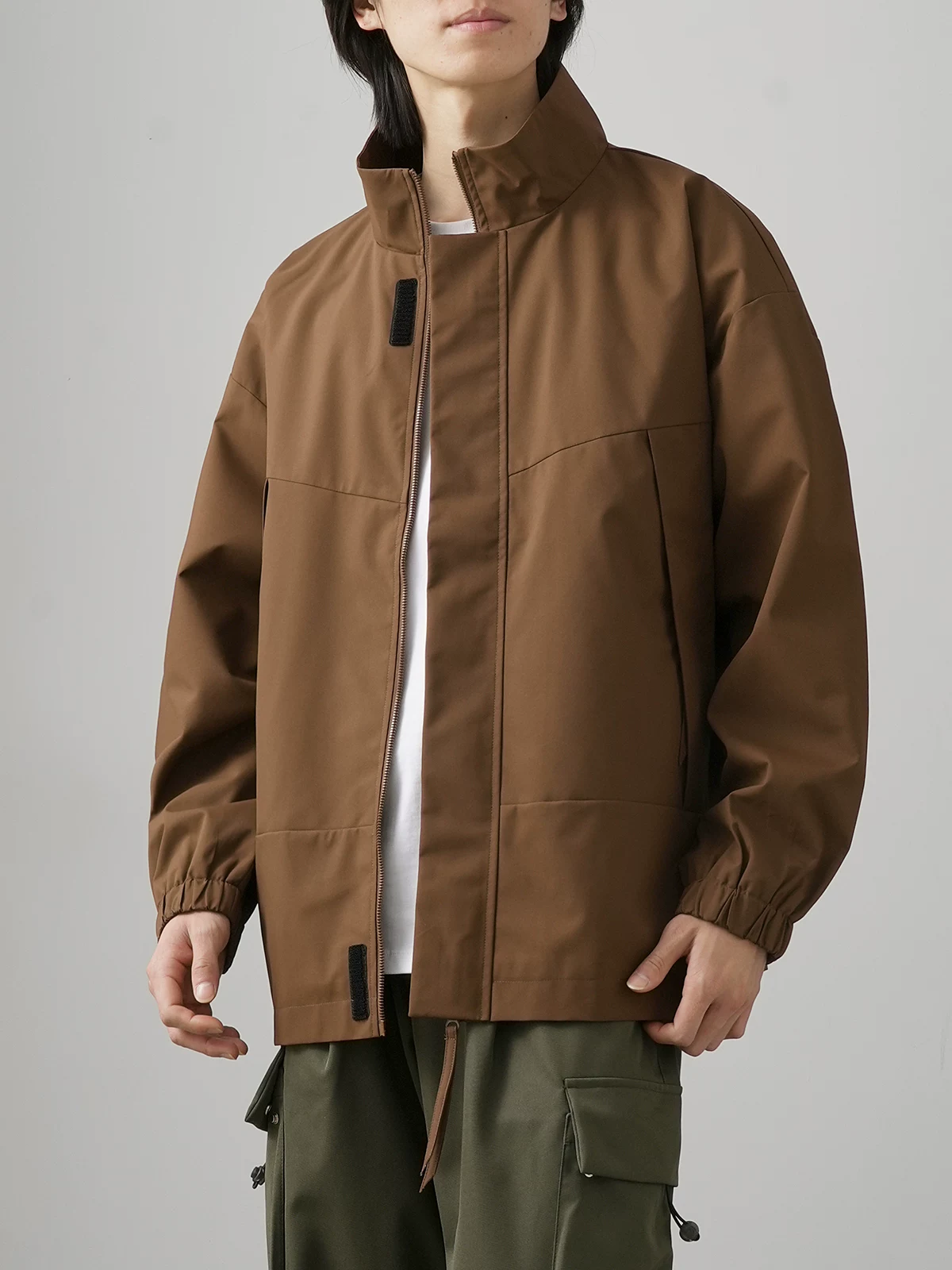 Áo khoác ngoài phong cách Mỹ OMZM dành cho nam 2024, mẫu mới mùa xuân, chống gió và chống nước, cổ đứng, dáng rộng, kiểu giản dị