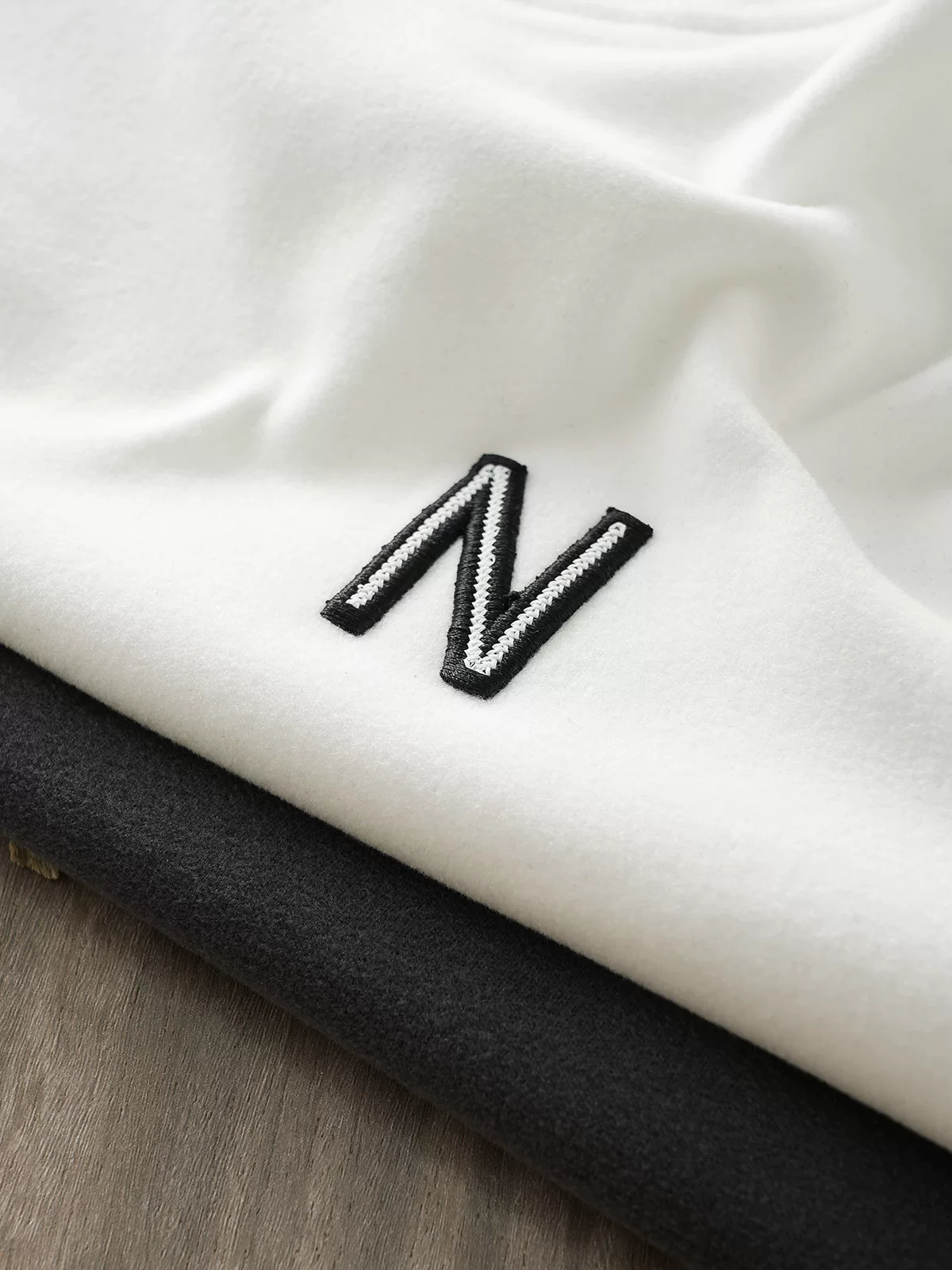 Áo sơ mi giữ nhiệt hai mặt OMZM dành cho nam, áo thun dài tay thêu mùa đông mới, dày dặn và ấm áp, áo len cổ tròn mặc bên trong.