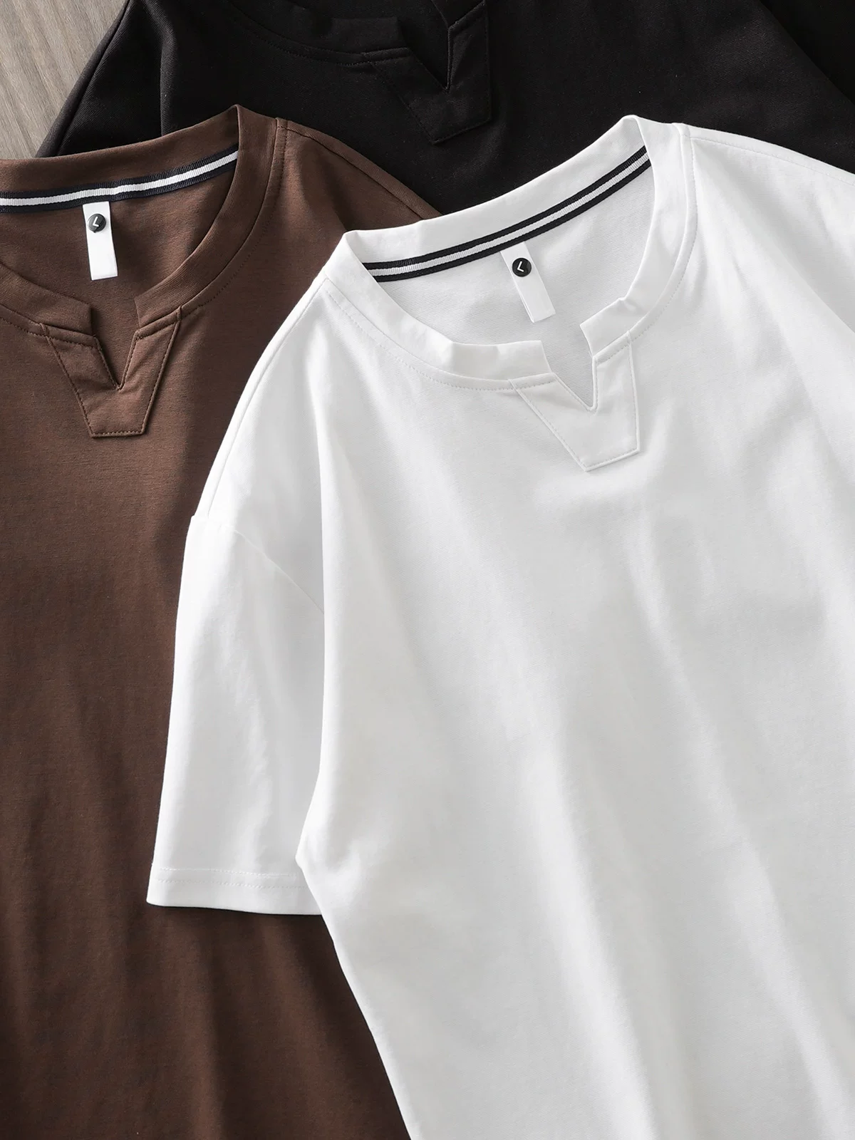 Áo thun ngắn tay cổ chữ V bằng vải lụa mát mẻ OMZM dành cho nam, áo thun mỏng nhanh khô mùa hè, màu trơn cổ Henry tay lửng rộng