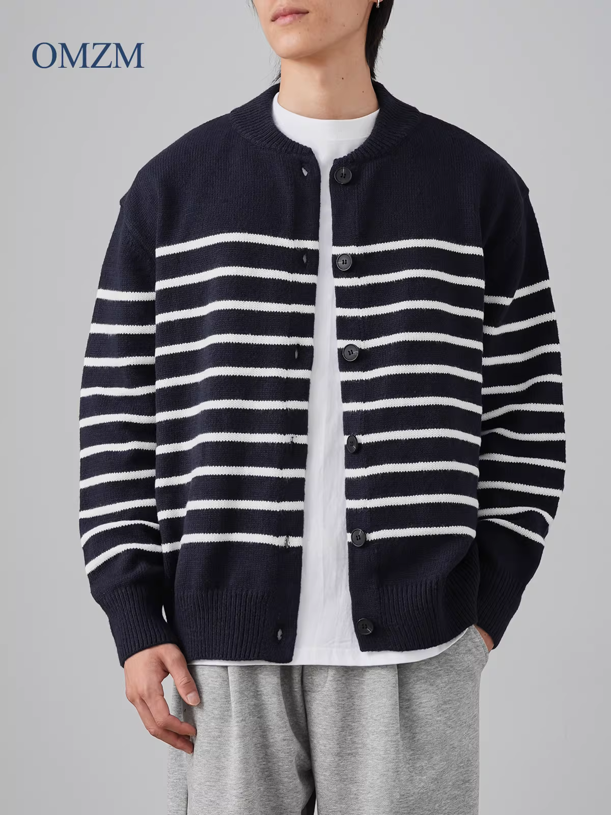 Áo len cardigan sọc đen trắng OMZM dành cho nam mùa đông 2024, kiểu dáng rộng rãi, thoải mái, phong cách học sinh, áo khoác ấm áp