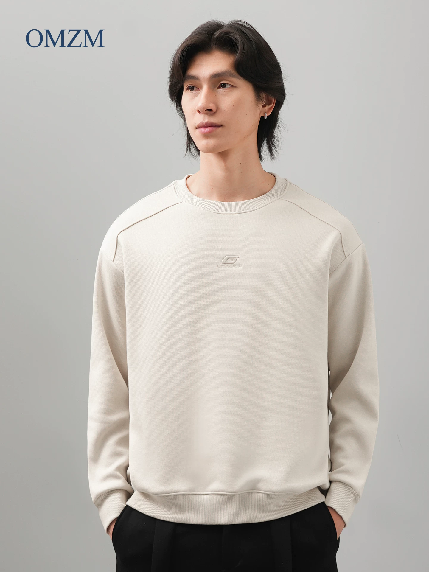Áo thun nam cổ tròn thêu OMZM thu đông 2025, màu trơn đơn giản, kiểu dáng rộng rãi, tay dài, mặc trong, phong cách thường ngày
