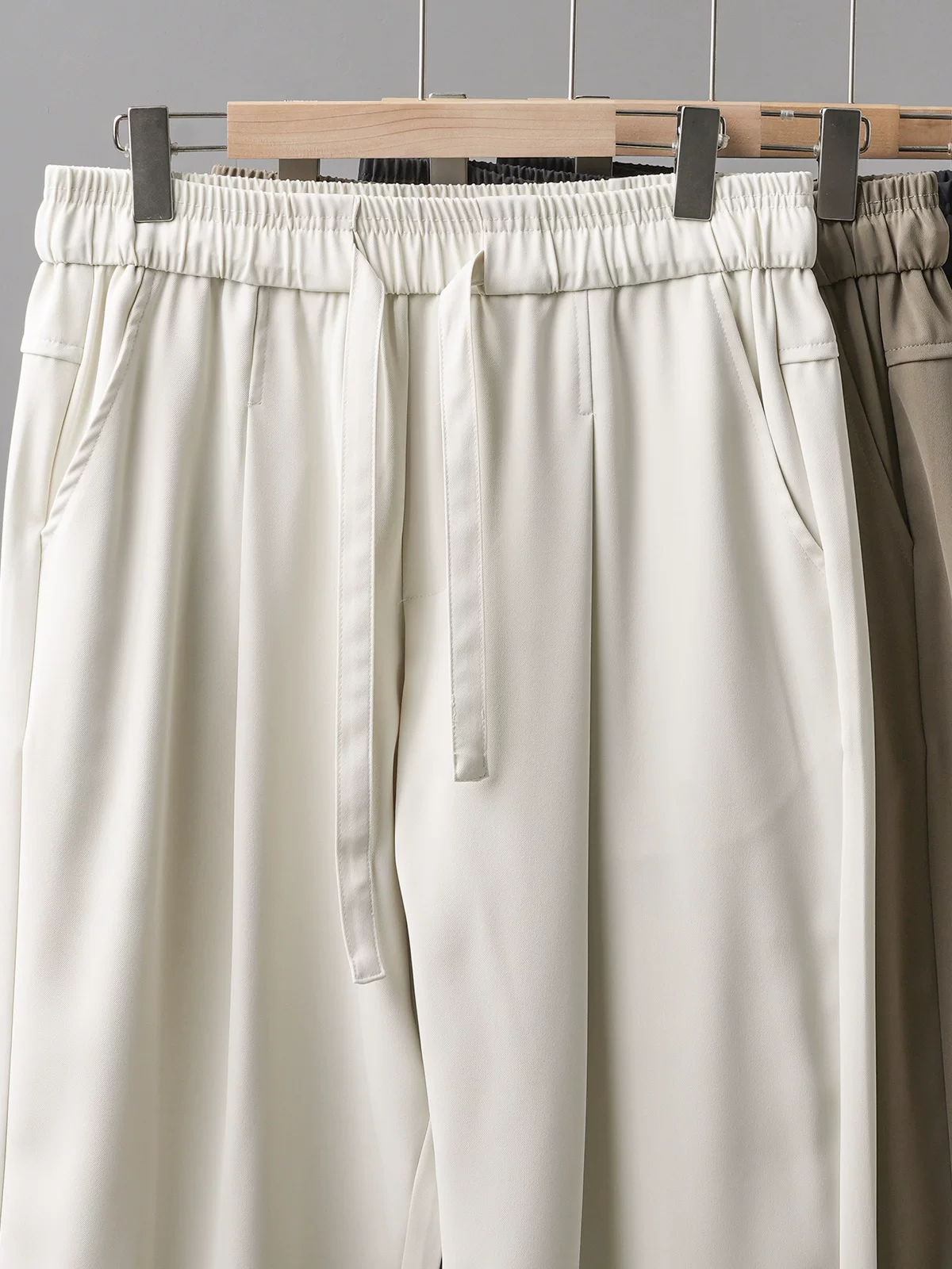 Quần âu nam OMZM chất liệu vải lụa mát lạnh, kiểu dáng thể thao mùa hè mỏng nhẹ, nhanh khô, quần ống đứng rộng rãi, dáng suôn mềm mại.