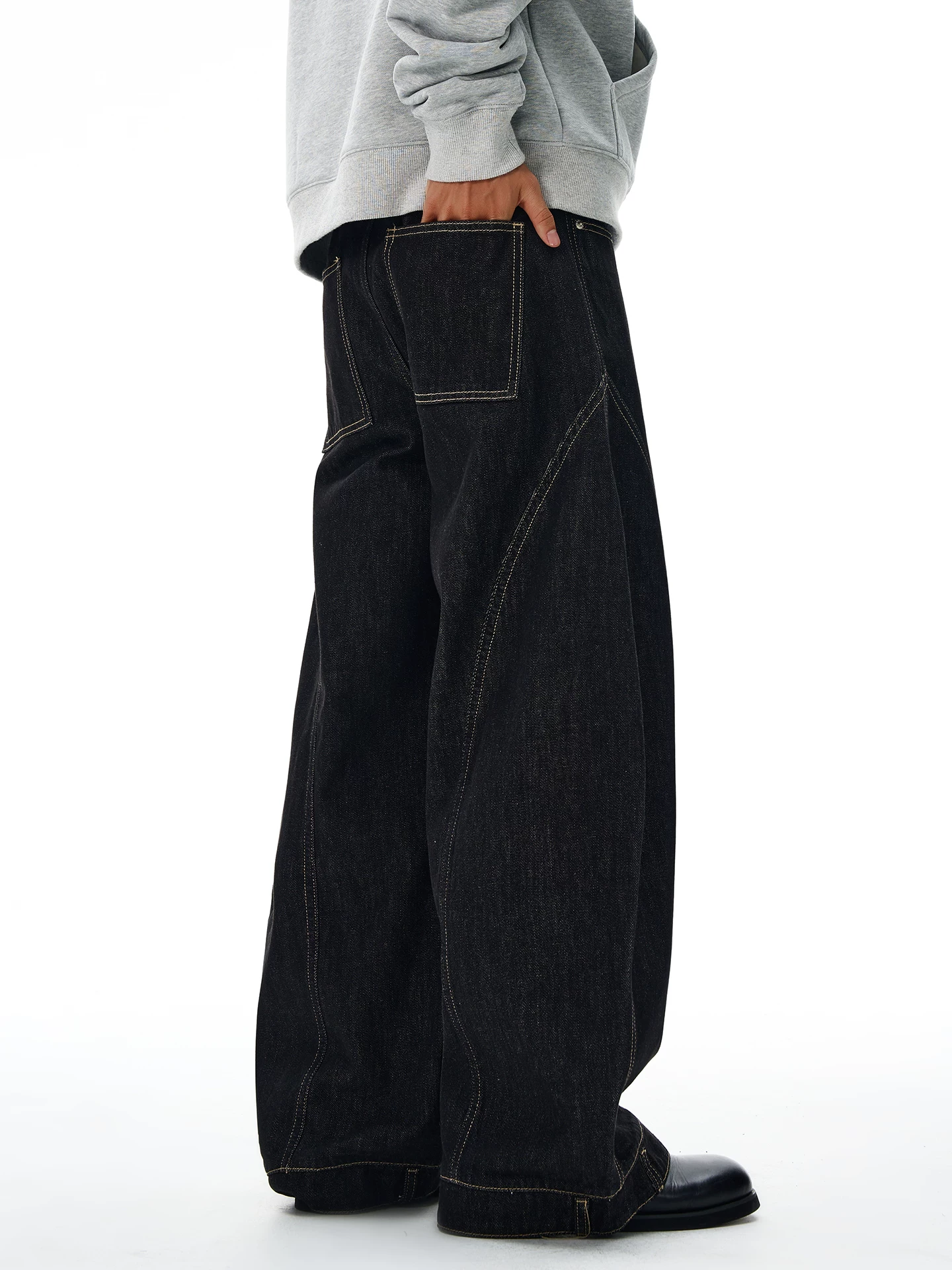 Quần jeans thẳng dáng rộng nam OMZM cao cấp mùa đông 2025, quần casual cao cấp, quần ống rộng chất liệu mềm mại, quần kiểu dáng hiện đại.