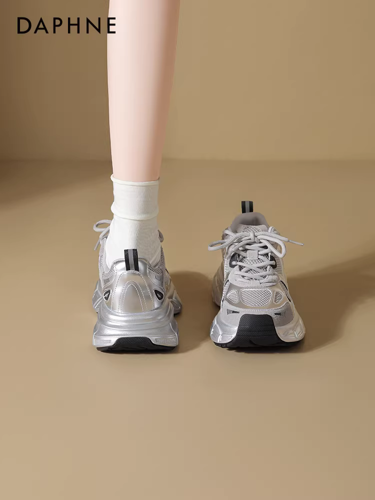 Giày thể thao nữ Daphne Silver Dad 2025 mới mùa thu đông, giày thể thao đế dày tăng chiều cao, lót lông mềm mại, đa năng.