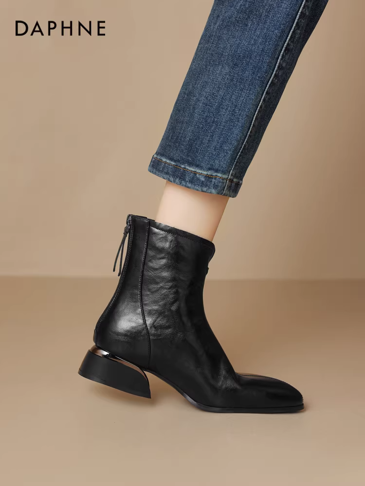 Giày bốt cổ ngắn gót thô Daphne dành cho nữ, kiểu mới thu đông 2025, lót lông cừu, gót thấp màu nâu, mũi nhọn, kiểu Martin.