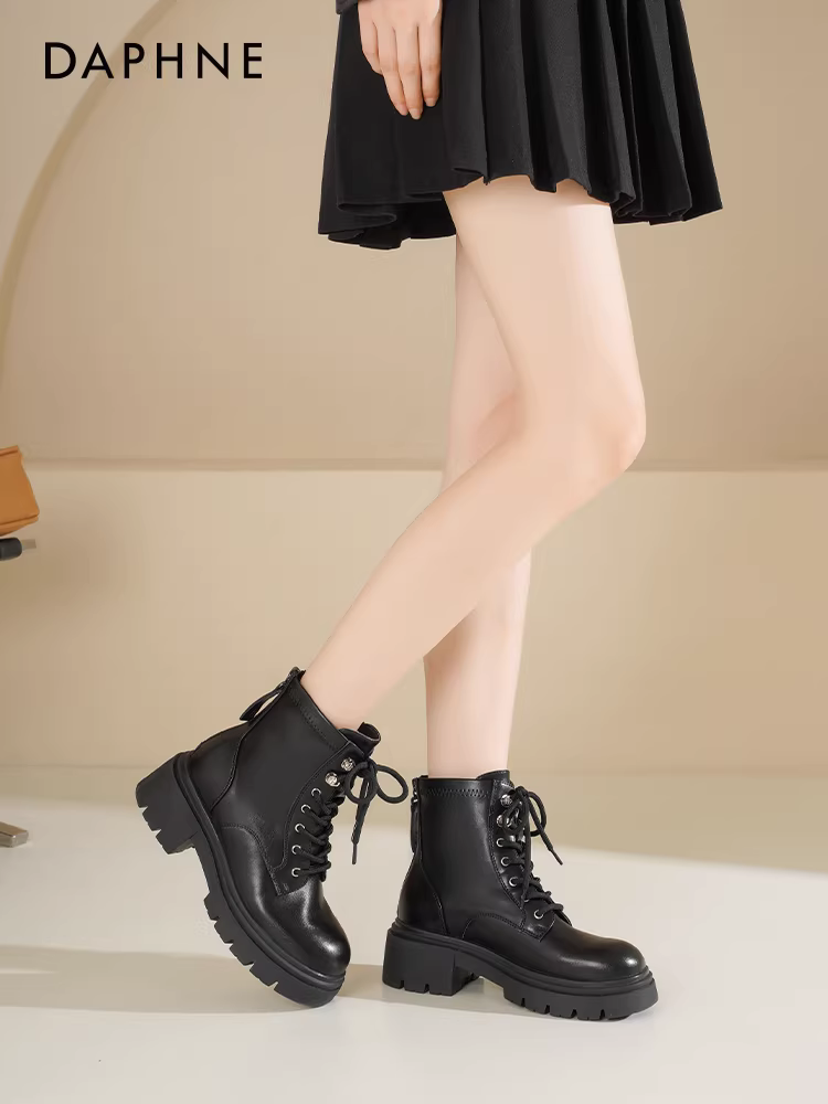 Giày bốt Martin đế dày Daphne dành cho nữ 2025, mẫu mới thu đông, màu đen, tăng chiều cao, kiểu cổ điển Anh quốc.