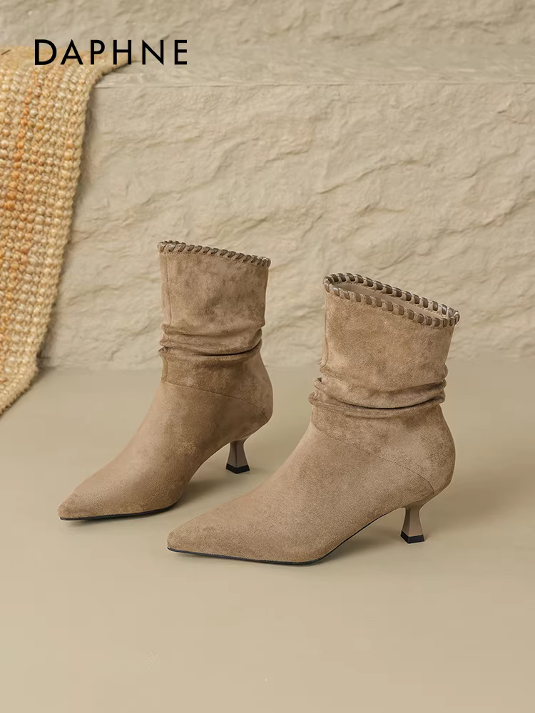 Giày bốt mũi nhọn ngắn Daphne dành cho nữ, bốt cao gót mùa thu, mẫu mới 2025, bốt lười màu nâu Melard, rất thời trang.