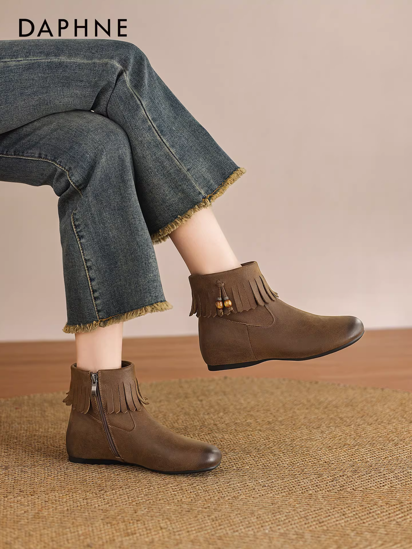 Giày bốt ngắn Daphne dành cho nữ 2025, mẫu mới thu đông, kiểu tua rua, cổ ngắn, lót lông, đế bằng, kiểu dáng thon gọn, giày bốt Martin nữ.