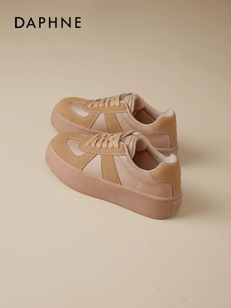 Giày thể thao nữ Daphne kiểu Đức cổ điển, giày thể thao đế dày màu nâu rất thời trang, giày trắng tăng chiều cao đa năng mới năm 2025.