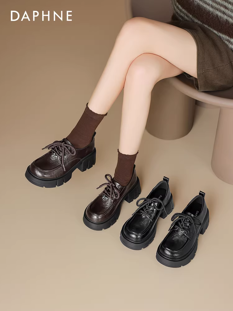 Giày lười đế dày Daphne dành cho nữ 2025, kiểu Anh, mùa thu đông mới, màu đen, dây buộc, chất liệu da, tăng chiều cao, giày đơn.