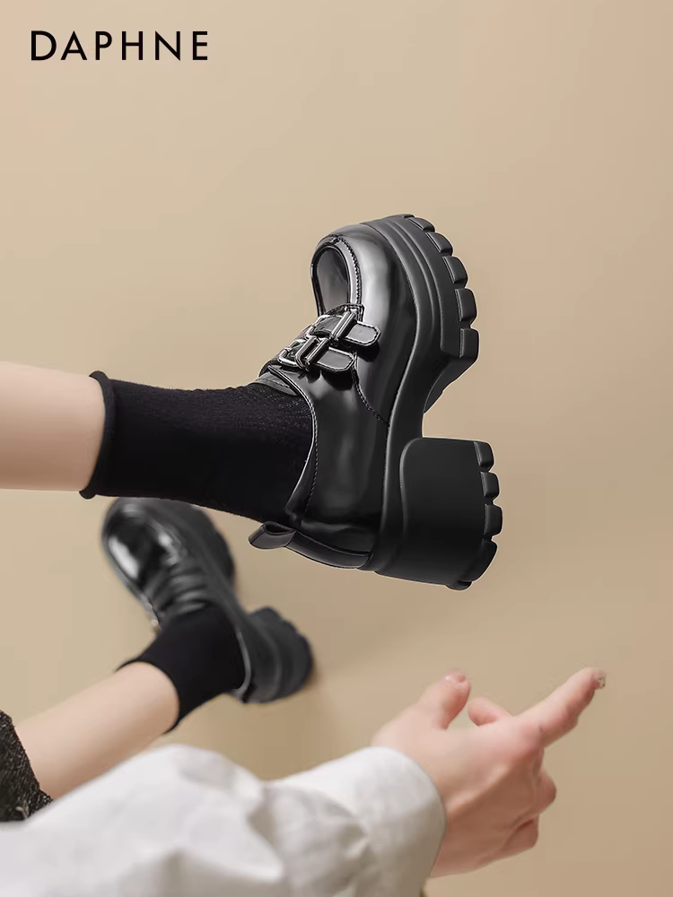 Giày lười đế dày tăng chiều cao Daphne dành cho nữ 2025 kiểu Anh mới, giày cao gót mùa đông, gót thô, chất liệu da đen