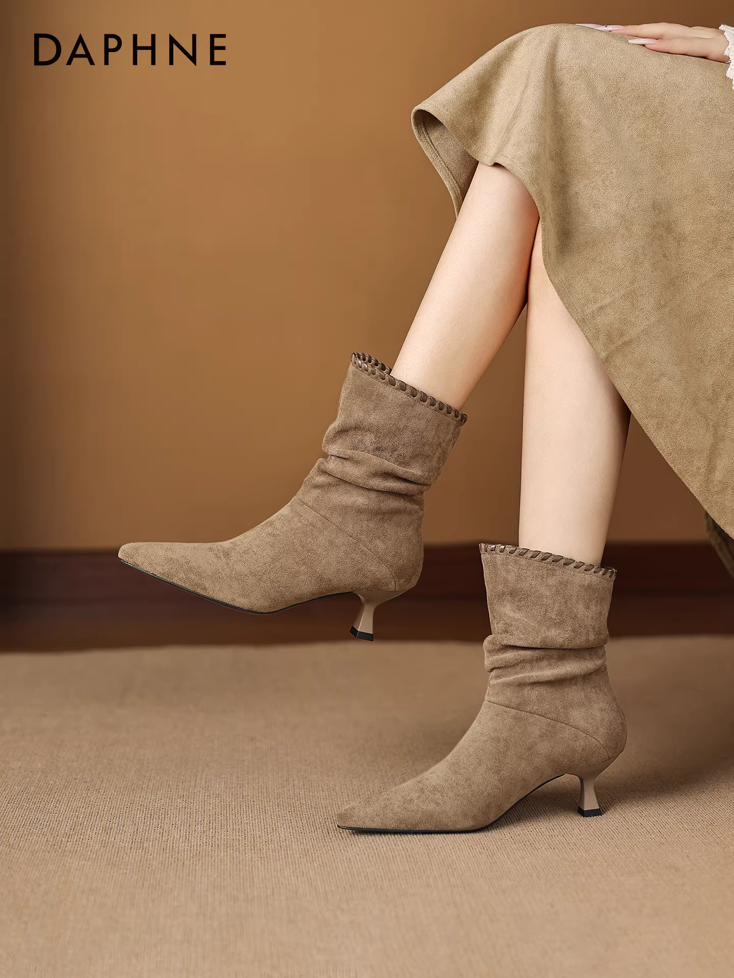 Giày bốt mũi nhọn ngắn Daphne dành cho nữ, giày bốt cao cổ dành cho nữ, giày bốt cao gót nhọn màu nâu mùa đông mới 2025, giày bốt kiểu tất.