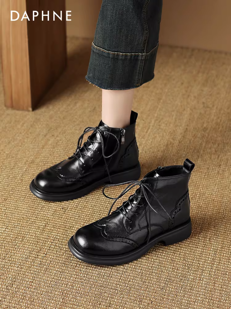 Giày bốt nữ Daphne Martin 2025 kiểu mới, đế bằng, cổ ngắn, mùa thu đông, phong cách Anh, kiểu brogue, lót lông, màu nâu