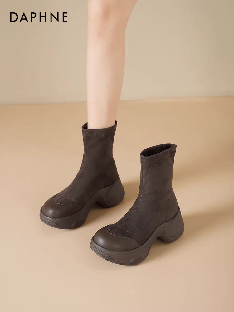 Giày bốt cao gót Daphne đế dày, kiểu ngắn dành cho nữ, mẫu mới xuân thu 2025, chất liệu da lộn, kiểu Martin, ôm chân, cao gót.