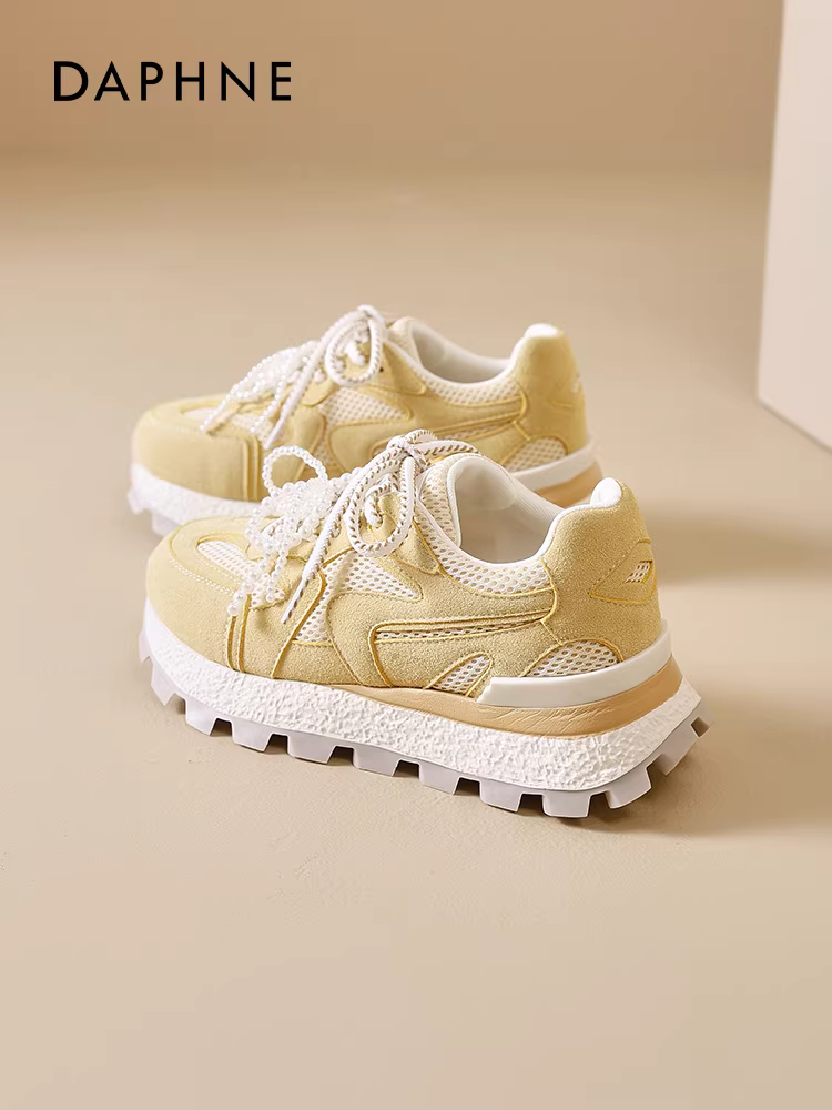 Giày bố đế dày Daphne dành cho nữ, kiểu mới thu đông 2025, siêu hot, thoáng khí, giày thể thao tăng chiều cao, giày tập màu vàng.