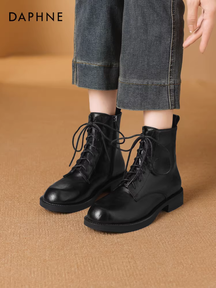 Giày bốt nữ Daphne Martin 2025 kiểu mới mùa đông, bốt ngắn đế bằng phong cách Anh, có lót lông, chất liệu da đen