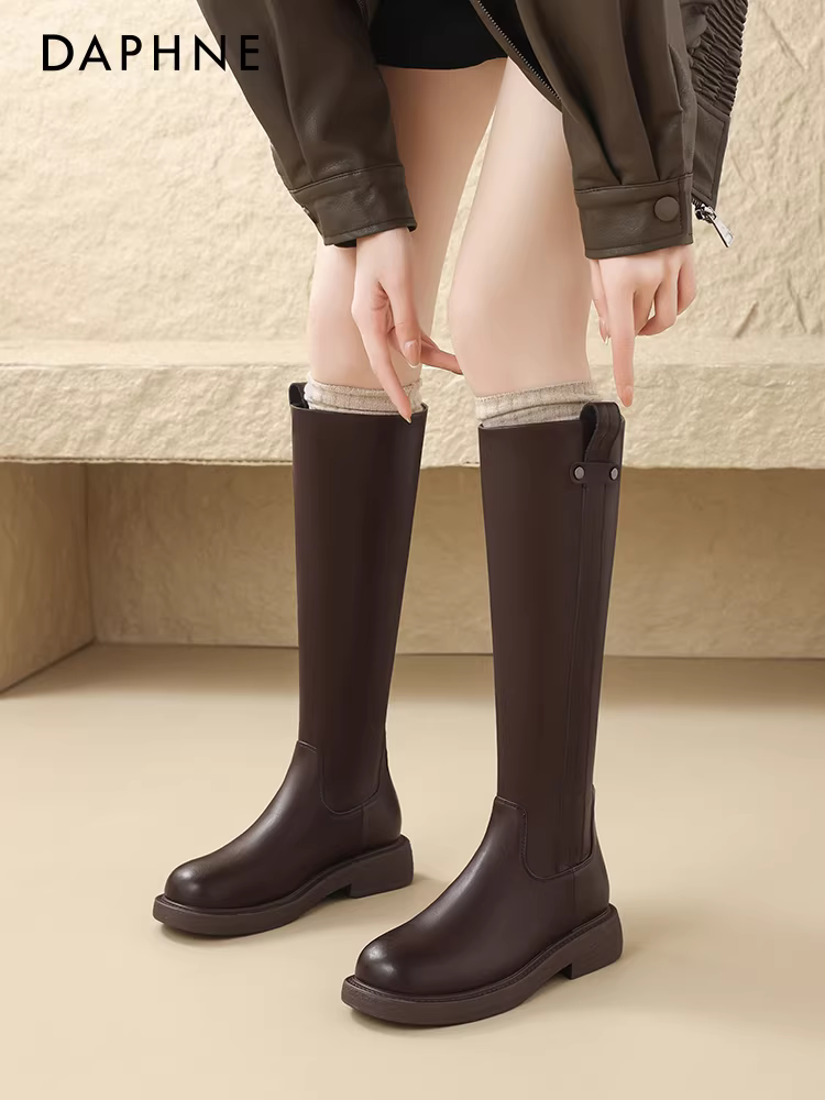 Giày bốt cao quá đầu gối lót lông cừu ấm áp của Daphne dành cho nữ, phong cách mới mùa thu đông 2024, bốt cao gót mỏng, bốt đi xe.
