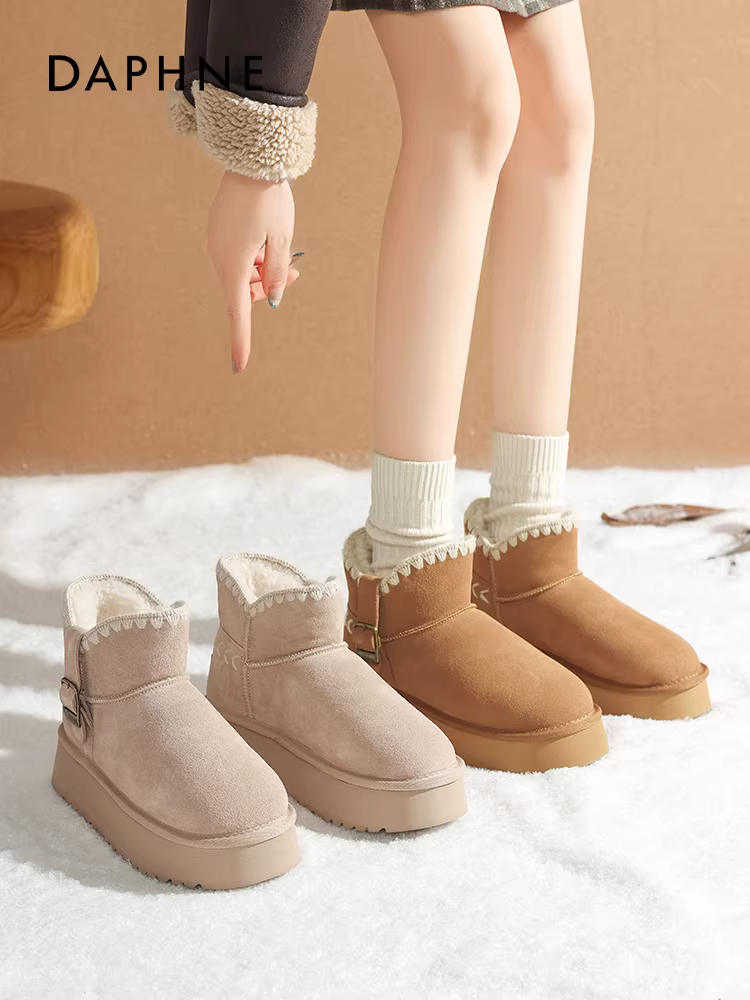 Giày bốt tuyết đế dày Daphne dành cho nữ, kiểu mới mùa đông 2025, kiểu Đông Bắc, lót lông cừu, giữ ấm, chất liệu cotton, kiểu móc, bốt ngắn
