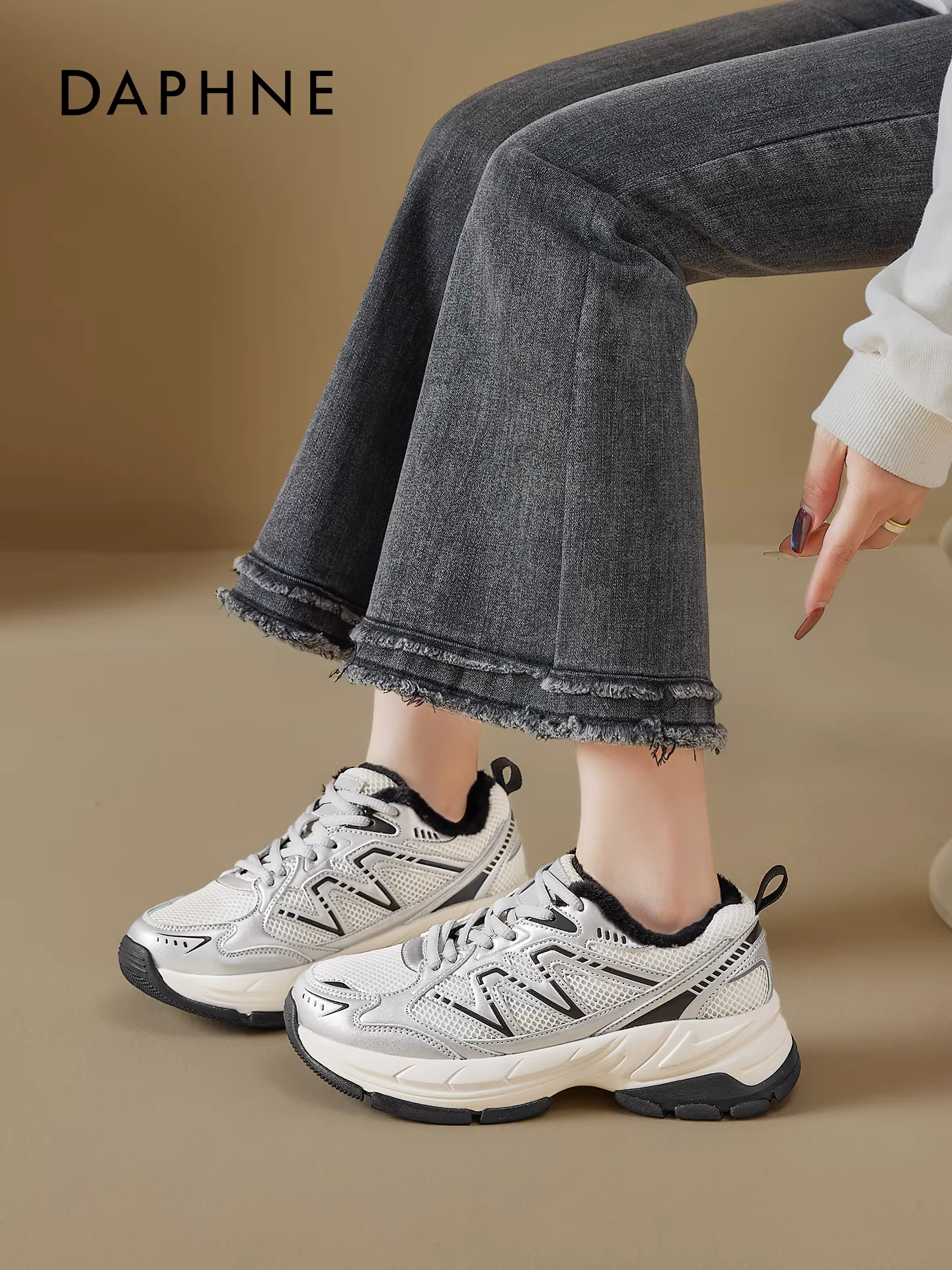 Giày thể thao nữ Daphne lót lông cừu, mẫu mới thu đông 2025, giày bông ấm áp, đế dày, tăng chiều cao, kiểu dáng năng động
