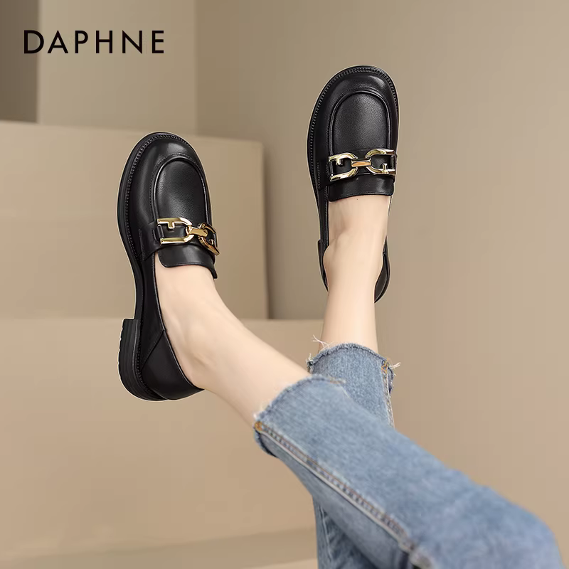 Giày lười nữ Daphne màu nâu, mẫu mới hè 2025, giày bệt nữ đi làm, chất liệu da mềm, kiểu Anh, giày da nhỏ gọn.