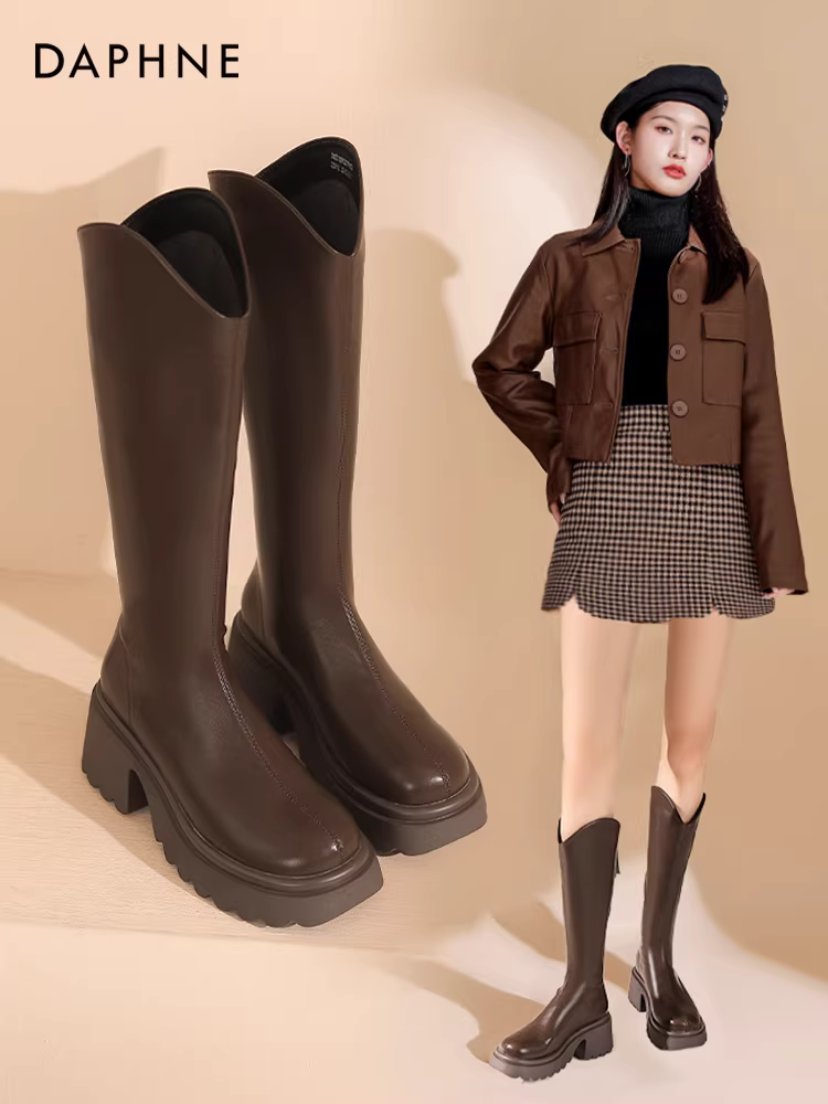 Giày bốt cưỡi ngựa đế dày kiểu chữ V của Daphne dành cho nữ, mùa thu đông 2025, bốt cao dành cho phụ nữ nhỏ nhắn, bốt dài tăng chiều cao, bốt cao quá đầu gối.