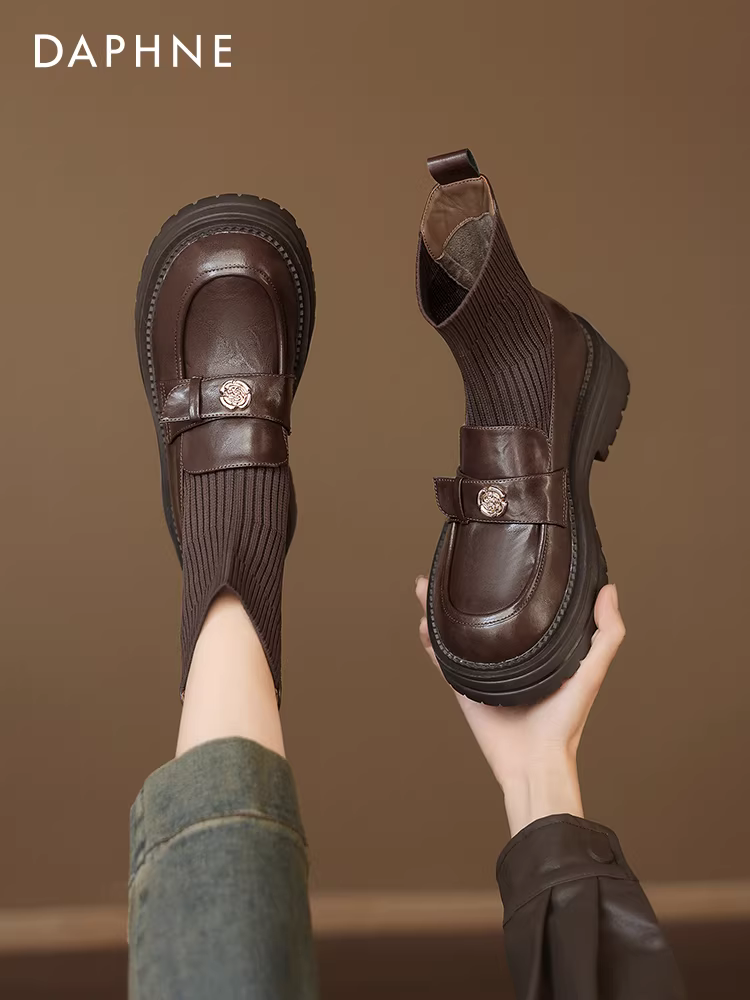 Giày bốt Martin đen Daphne dành cho nữ kiểu mới 2025, kiểu dáng ôm sát, chất liệu dệt kim, kiểu bốt tất, giày lười đế dày kiểu Anh, bốt ngắn