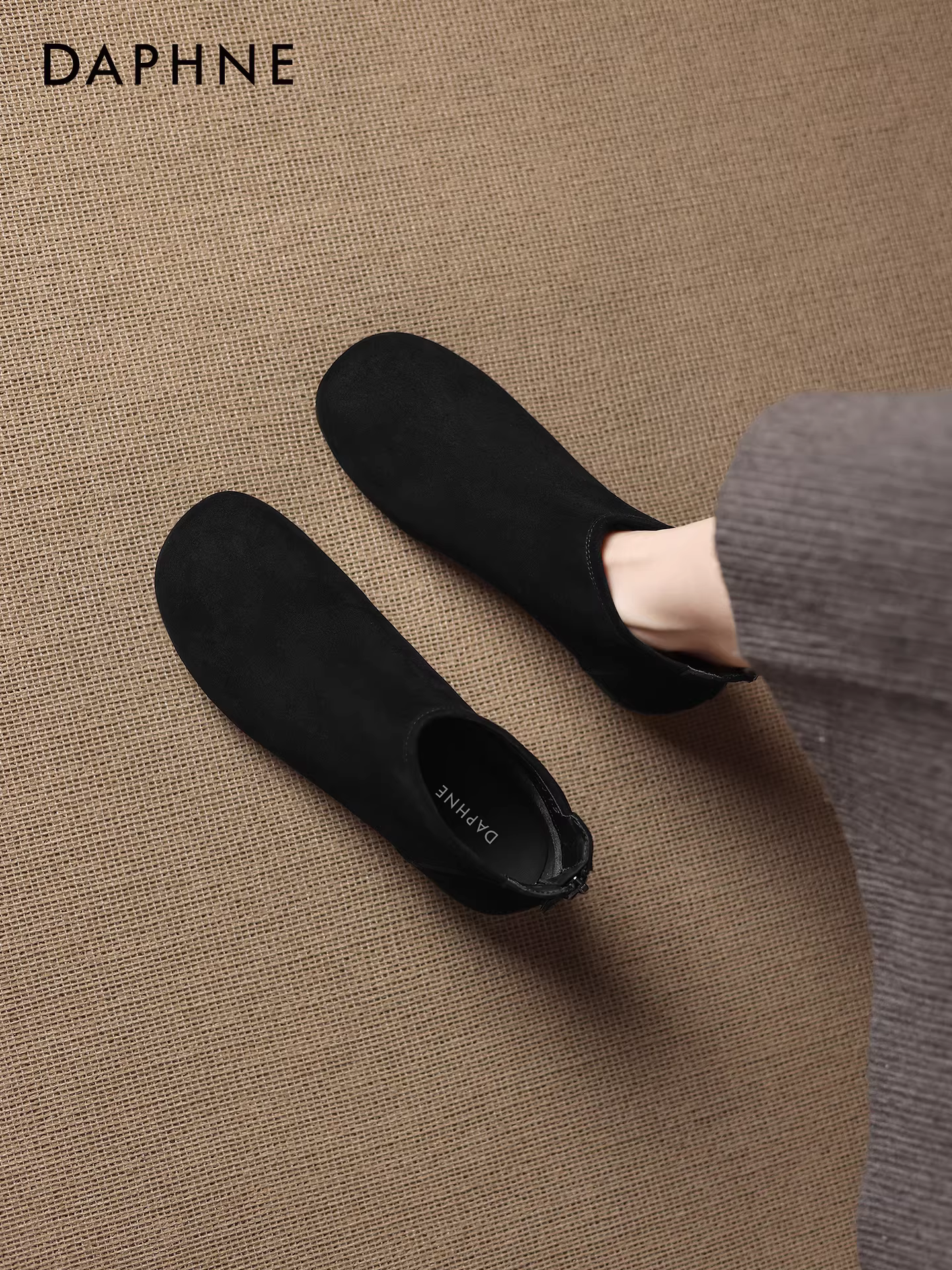 Giày bốt ngắn Daphne nữ 2025 kiểu Pháp mùa thu mới, đế mềm, màu nâu, đế bằng, giày nữ