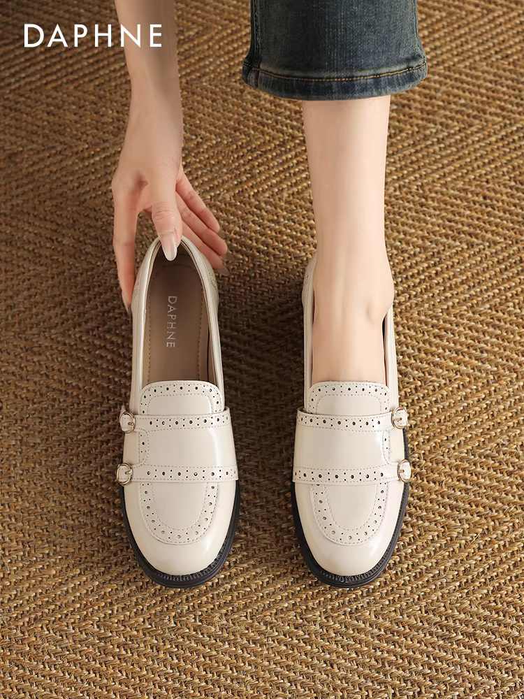 Giày lười nữ Daphne mùa thu màu trắng, kiểu dáng chạm khắc, gót thấp, giày đơn nữ, mẫu mới 2025, giày Mary Jane nữ, giày da nhỏ
