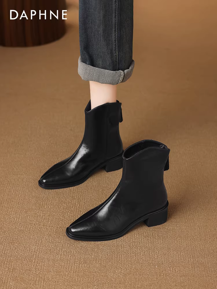 Giày bốt cổ ngắn gót thô Daphne dành cho nữ, kiểu mới thu đông 2025, kiểu dáng cổ chữ V, mũi nhọn, chất liệu denim, kiểu Chelsea.