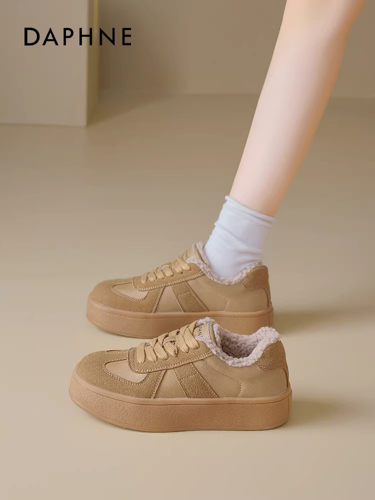 Giày thể thao nữ Daphne kiểu Đức cổ điển, giày thể thao đế dày màu nâu rất thời trang, giày trắng tăng chiều cao đa năng mới năm 2025.