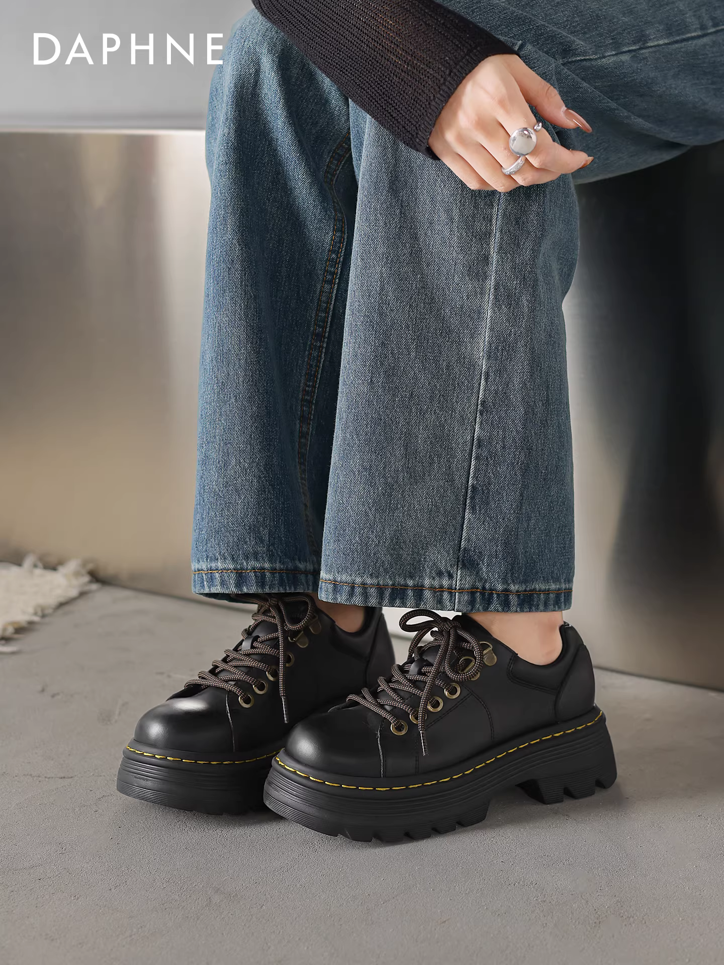 Giày lười đế dày Daphne 2025 kiểu Anh mới dành cho nữ, tăng chiều cao, đi làm, chất liệu da đen