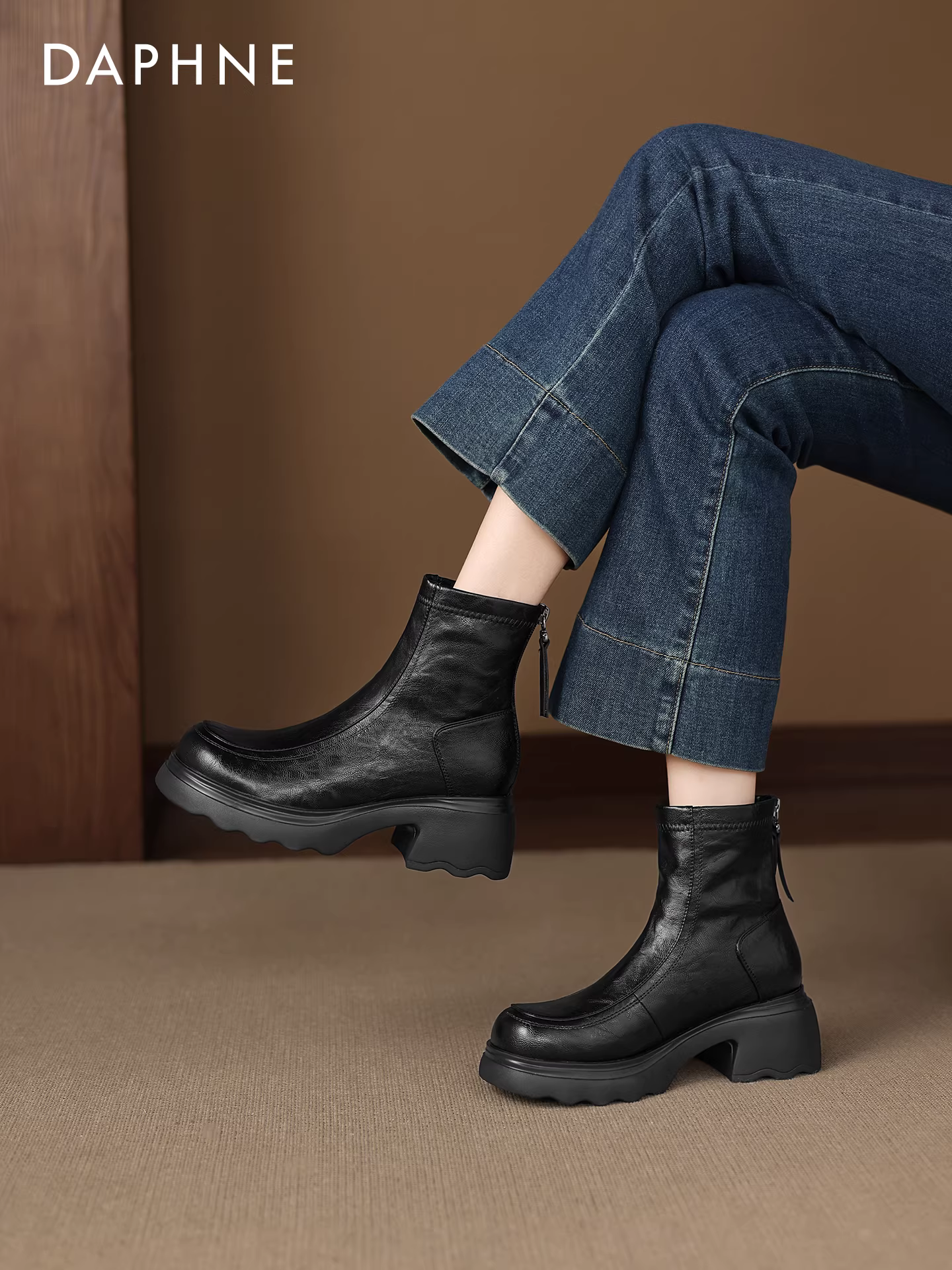 Giày bốt ngắn đế dày màu nâu cao gót Daphne 2025 mới dành cho nữ mùa thu đông, lót lông cừu, chất liệu da Martin