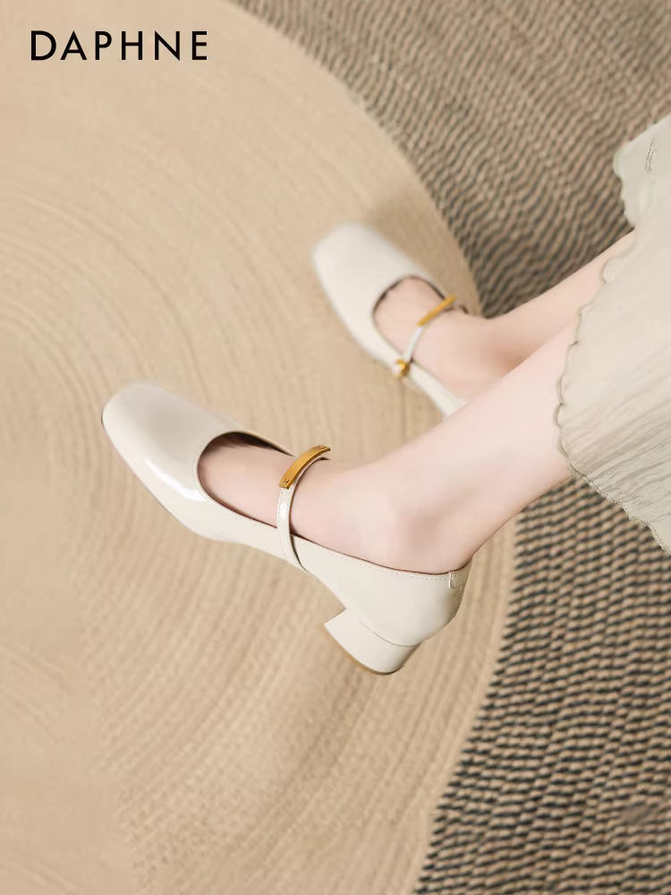 Giày nữ Daphne màu đỏ, kiểu dáng đơn giản, mùa thu mới 2025, kiểu dáng cổ điển, chất liệu da, kiểu Mary Jane Pháp, giày cưới.