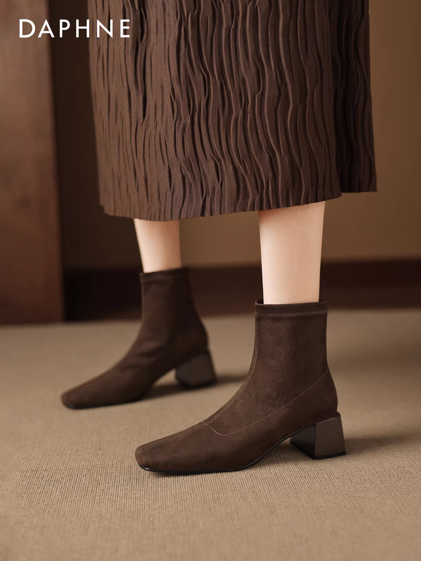 Giày bốt cổ ngắn Daphne kiểu retro dành cho nữ, mẫu mới thu đông 2025, kiểu Pháp mũi vuông, ôm dáng, gót dày, kiểu Martin, chất liệu da lộn, cổ ngắn.