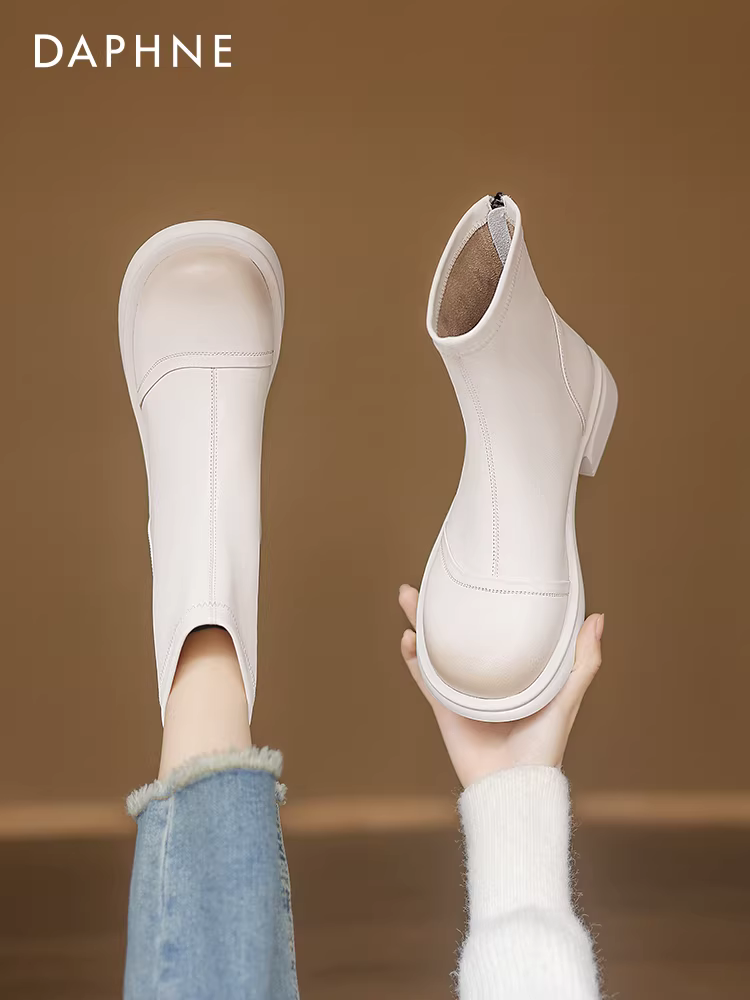 Giày bốt trắng Daphne, bốt ngắn nữ mùa đông 2025 kiểu mới, lót lông, gót dày, kiểu Martin, bốt ôm dáng, bốt Chelsea
