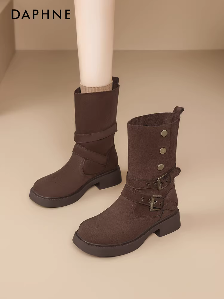 Giày cao bồi nữ Daphne Brown mùa Thu/Đông 2025 kiểu mới, chất liệu Melard, cổ ngắn, dáng lười, kiểu cưỡi ngựa