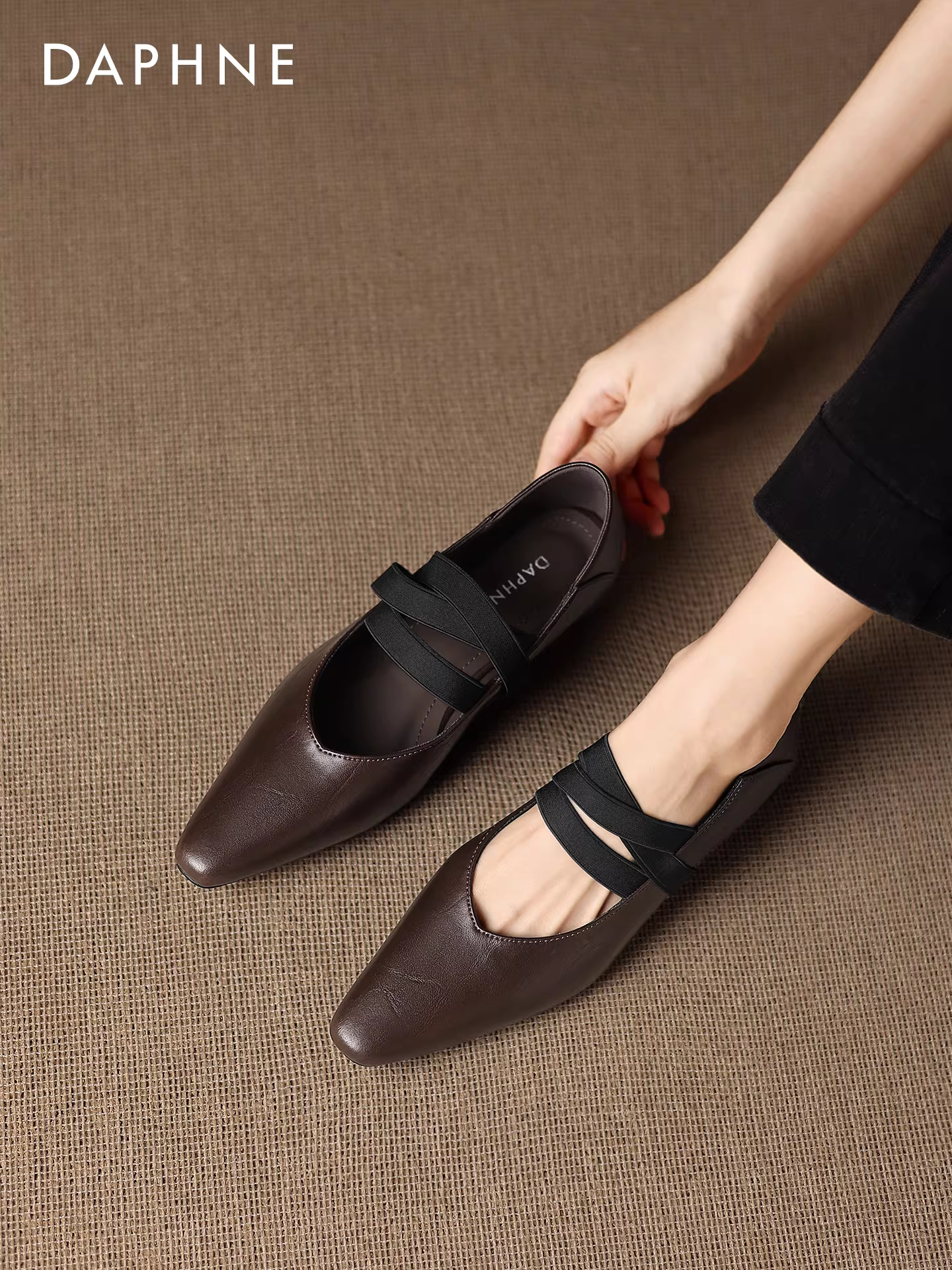 Giày Mary Jane mũi nhọn đế bằng Daphne 2025 kiểu ballet nữ tính thanh lịch phong cách Pháp mùa thu