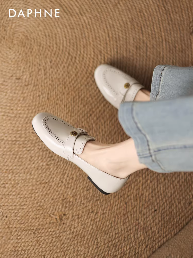 Giày lười nữ Daphne chạm khắc cổ điển 2025 kiểu Anh mới, giày bệt nữ mùa thu, giày da trắng siêu mềm