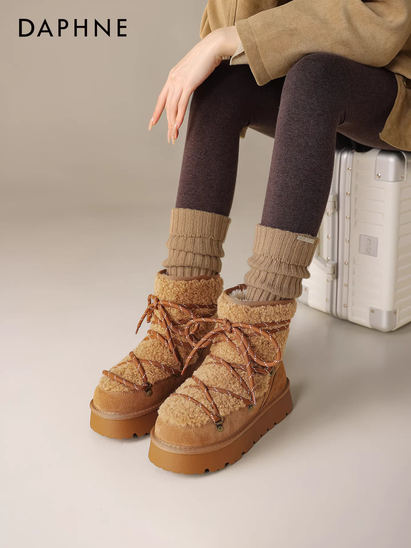 Giày bốt tuyết đế dày Daphne dành cho nữ, kiểu mới mùa đông 2025, lót lông cừu, bốt cổ thấp dày dặn, giày nữ, giày cotton ấm áp.