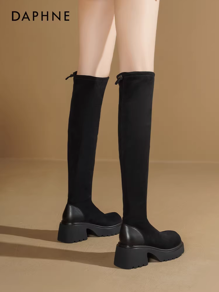 Giày bốt cao quá gối đế dày Daphne nữ thu đông 2025 kiểu dáng mới tôn dáng, tăng chiều cao, kiểu retro, chất liệu thun co giãn