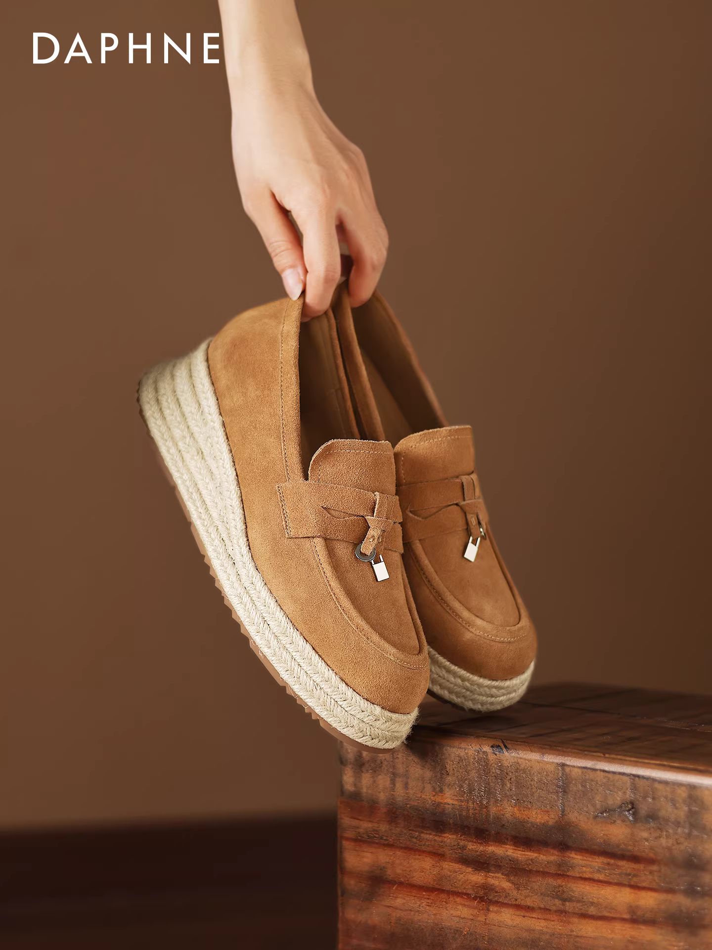 Giày lười đế dày Daphne dành cho nữ 2025 kiểu dáng mới màu nâu phong cách cổ điển, kiểu lười không dây, tăng chiều cao, giày đơn, giày cá sấu