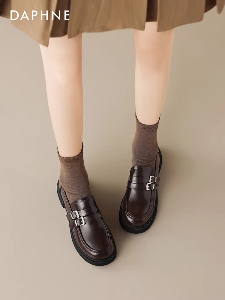 Giày lười nữ Daphne màu nâu, giày bệt nữ mùa thu mới 2025, giày nữ phong cách Anh, giày da nhỏ mùa thu, giày đế thấp đơn giản