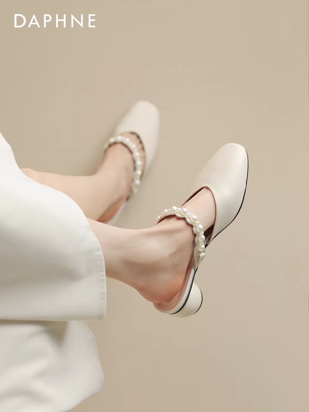 Giày mules mũi kín Daphne dành cho nữ, kiểu mới mùa hè 2025, dép quai ngang đính ngọc trai, dép lê mùa hè, giày nữ.