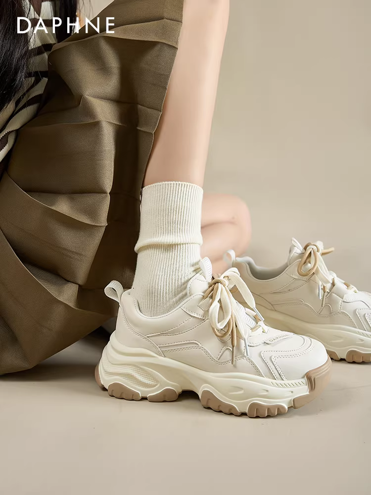 Giày thể thao nữ Daphne lót lông cừu, giày thể thao đế dày tăng chiều cao màu trắng mới năm 2025, giày thể thao mùa đông thường ngày cho nữ.