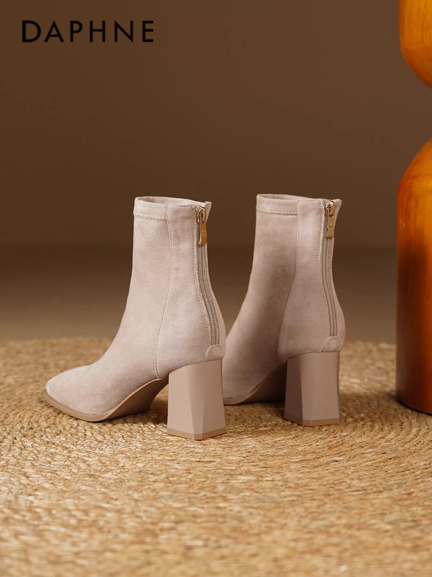 Giày bốt cao gót ngắn Daphne dành cho nữ, mẫu mới thu đông 2025, chất liệu da lộn Pháp, kiểu dáng đi làm, cổ ngắn, gót dày, mũi nhọn, ôm chân.